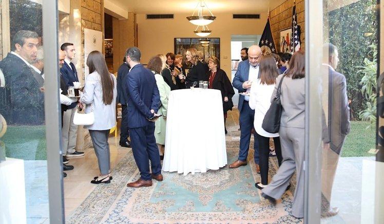 لبنان : البذاءة الفنية في بلاط السفارة الأميركية