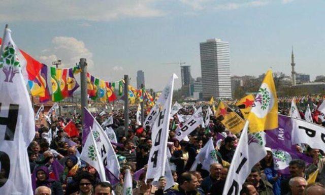 عشية الإستفتاء : تركيا باتت منقسمة بين مؤيدي ومعارضي الرئيس