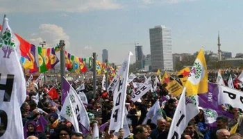 عشية الإستفتاء : تركيا باتت منقسمة بين مؤيدي ومعارضي الرئيس 